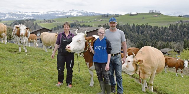 Ihr Herz schlägt für die Viehzucht: Daniel und Adelheid Graf mit ihrer Tochter Daria. Sohn Andri ist zurzeit in der Rekrutenschule und die andere Tochter Stefanie ist bereits ausgezogen und verheiratet. (Bilder Peter Fankhauser)