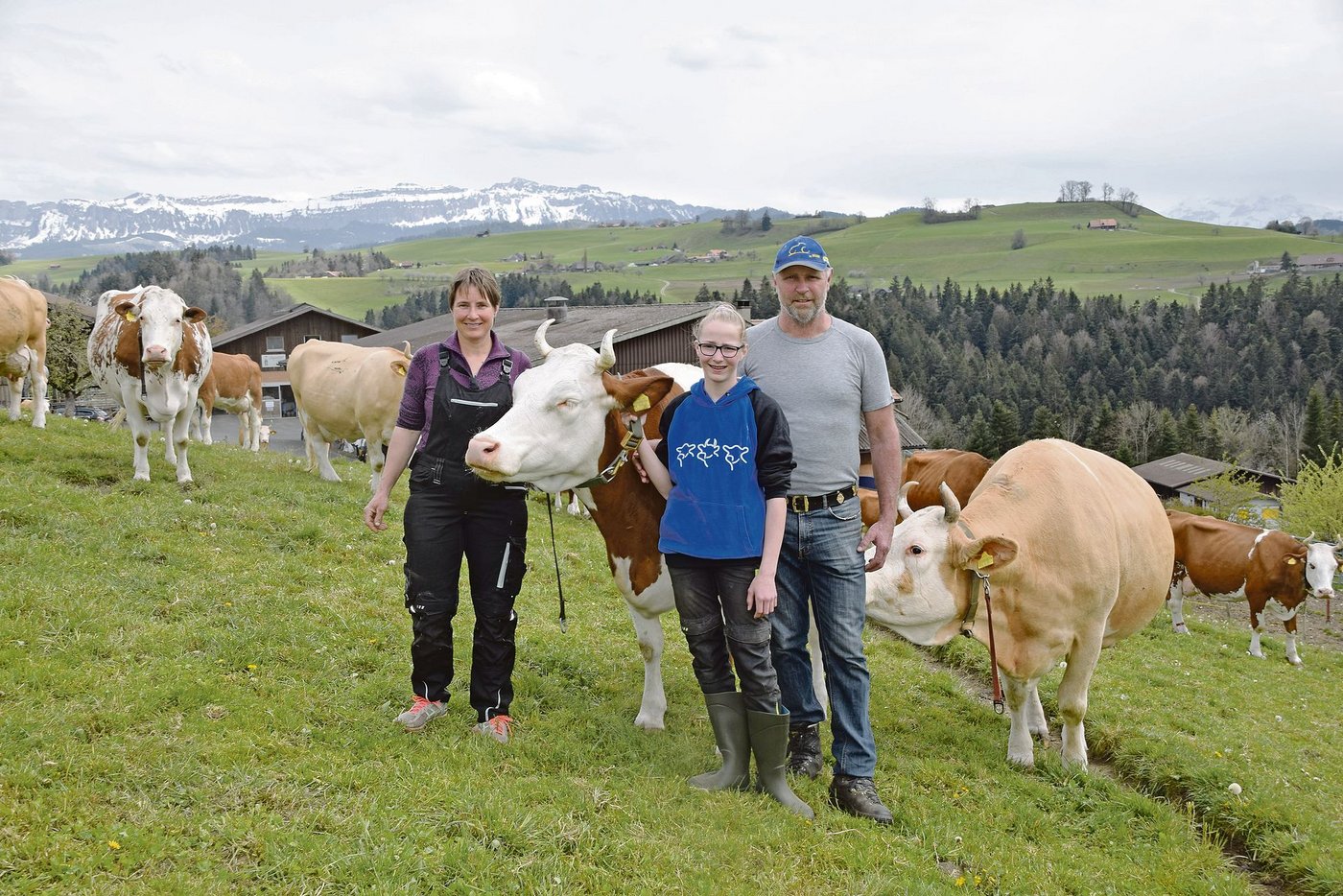 Ihr Herz schlägt für die Viehzucht: Daniel und Adelheid Graf mit ihrer Tochter Daria. Sohn Andri ist zurzeit in der Rekrutenschule und die andere Tochter Stefanie ist bereits ausgezogen und verheiratet. (Bilder Peter Fankhauser)
