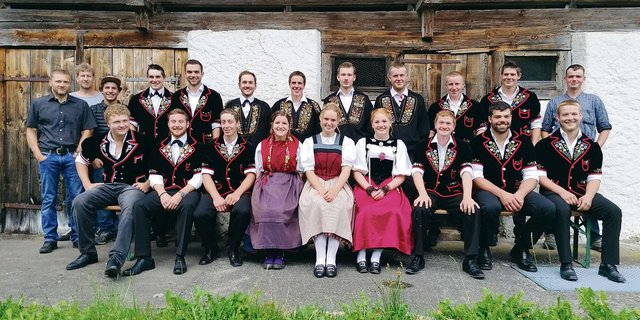 Die neuen Landwirt(innen) feierten mit den Lehrpersonen am BWZ Giswil. (Bild BWZ Giswil)