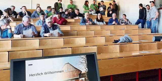 Eltern und Berufsbildner(innen) waren am Römerrain zu Besuch und liessen sich über die Projektarbeiten informieren.