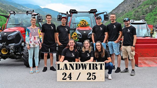 Gemeinsam mit Karin Oesch (hinten v. l. n. r), strahlen Ronny Gruber, Yannick Leuenberger, Timo Lorenz, Robin-Jason Gisler und Luca Summermatter sowie (vorne v. l. n. r.), Kim Schnidrig, Anja Taugwalder und Fabienne Volken um die Wette.   