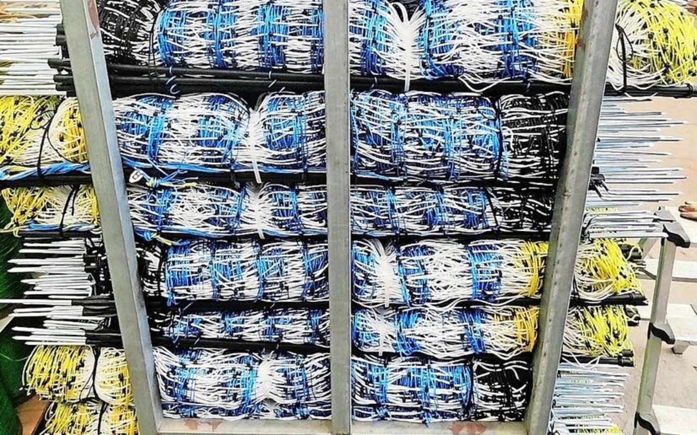 Die blau-weisse Farbe, zusätzliche Flatterbänder und Blinklichter machen die Zäune für Nutz- und Wildtiere besser sichtbar.