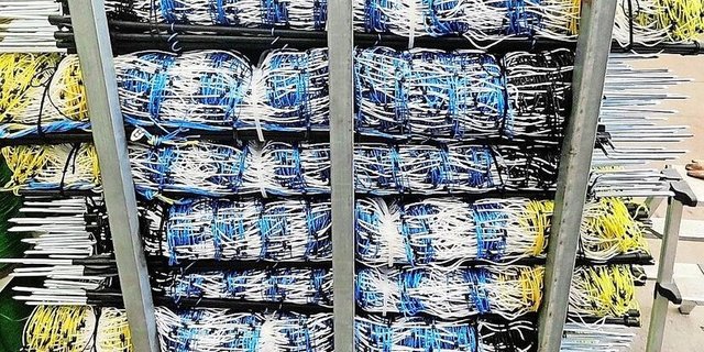 Die blau-weisse Farbe, zusätzliche Flatterbänder und Blinklichter machen die Zäune für Nutz- und Wildtiere besser sichtbar.