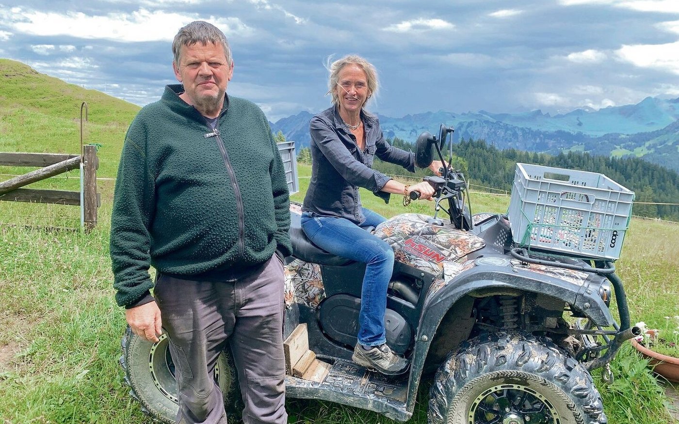 Wirtin Dodo Hilliges und Älpler Toni Heinzer: Die Alp Furggelen ist nur zu Fuss oder per Quad erreichbar. 