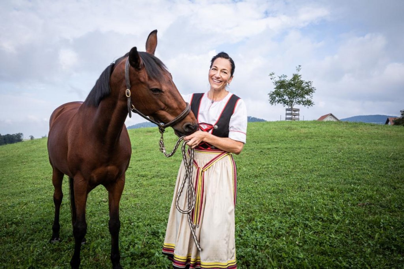 Auf dem Betrieb in Rifferswil ist Maya Baer unter anderem für die Pferde zuständig (Bild Ueli Christoffel/SRF).