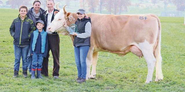 Martina und Willy Birrer mit den Kindern Dominic, Christian und Giuliana (v. l.) und ihrer Simmentaler-Schönheit Dubai, die weiss, was sie will.