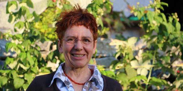 Eveline Dudda hat Landwirtschaft mit Schwerpunkt Pflanzenbau studiert, ist ausgebildete Erwachsenenbildnerin und Biogarten-Kursleiterin. (Bild zVg / Guido Gschwend)