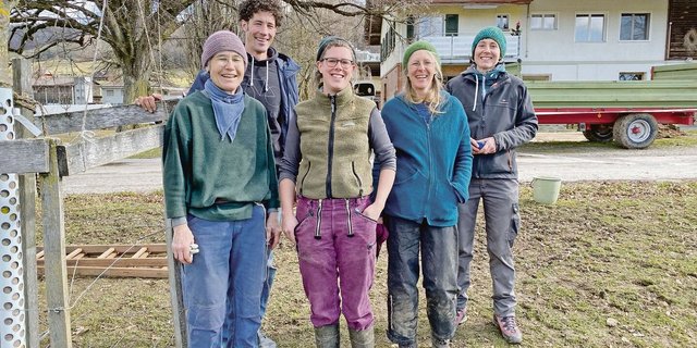 Maria Jakob (Mitte) bildet zusammen mit Anna-Katharina Zbären, Niculin Töndury, Marion Salzmann und Ursina Töndury die Hofgruppe des Radiesli, die die Betriebsführung übernimmt. 