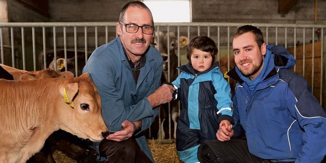 Die Betreuung der Mastkälber ist bei der Familie Arnold ein Generationenprojekt: Der aktuelle Betriebsleiter Alois, Jungbauer Samuel und der zukünftige Betriebsleiter Christian Arnold (v. l.). 