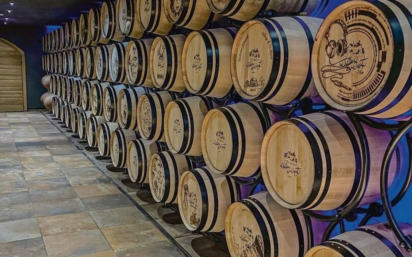 Die personalisierten Barrique-Fässer mit einem Kunstwerk nach Wahl darauf sind eine beliebte Geschenkidee.  