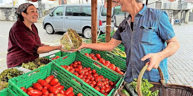 Katrin Odermatt liebt den Kontakt zu den Kunden, so wie hier am Gemüsestand des Stanser Wuchemärcht. Für diesen Markt werden noch weitere Anbieter gesucht.