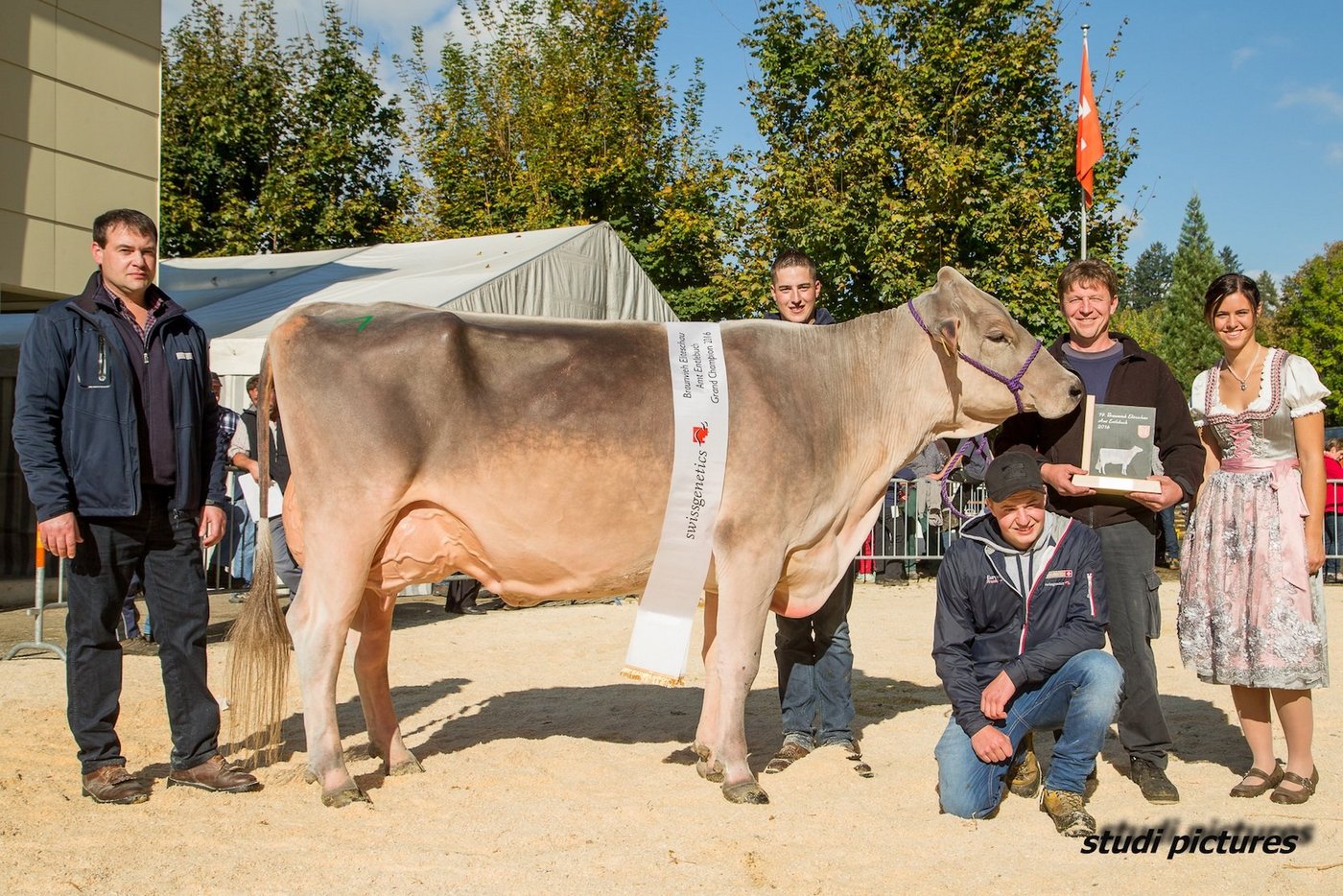 Schönste Braunviehkuh im Entlebuch: Big Boy Polly von Franz Felder-Schenk (rechts) aus Marbach. (Bild Hugo Studhalter)