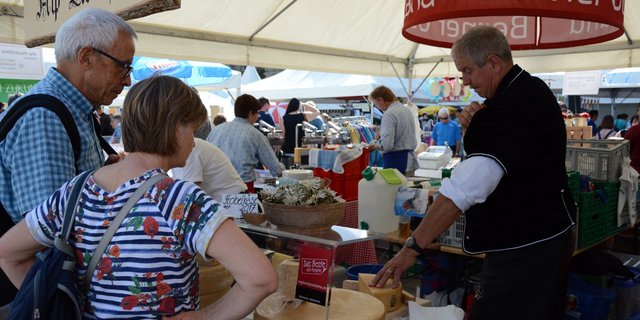 Hans Rösti schneidet Käse. Die Besucher schätzen das reiche Angebot an der Sichlete und den Kontakt zu den Produzenten. (Bilder sb)