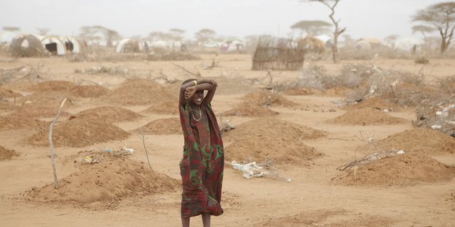 Ein Mädchen inmitten in einem Massengrabs für Kinder in Dadaab (Kenia). (Bild Oxfam East Africa)