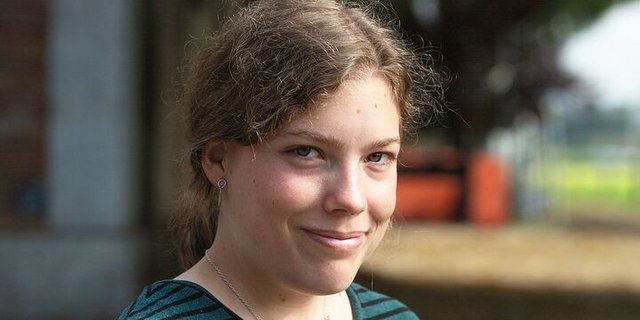 Die 18-jährige Meya Urben geniesst den Einsatz auf dem lebhaften Betrieb.