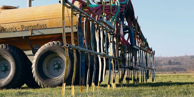 Während der milden Tage hat man vielerorts Landwirte beim Güllen beobachten können. Ob dies zulässig ist, müssen Landwirte am besten mittels Checkliste der Kantone beurteilen. 