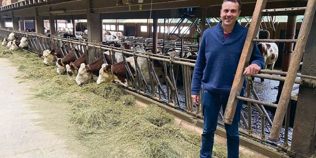 Vor dem nächsten Schritt auf der Karrierenleiter? Boris Beuret in seinem Laufstall, wo er 60 Montbéliarde-Kühe hält. Mit ihrer Robustheit und der flachen Laktationskurve seien sie ideal für seinen Biobetrieb. 