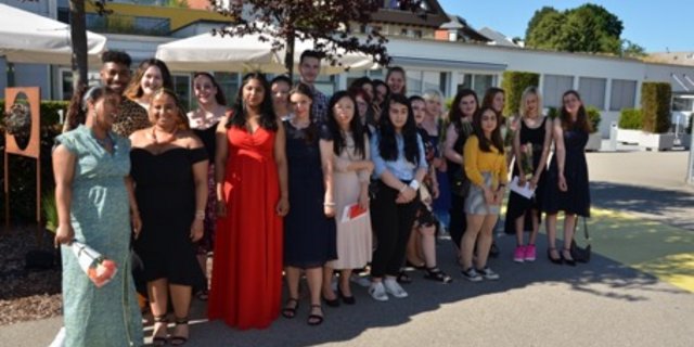 20 junge Frauen und zwei Männer freuen sich über ihren Abschluss als Hauswirtschaftspraktiker (Bild zVg). 