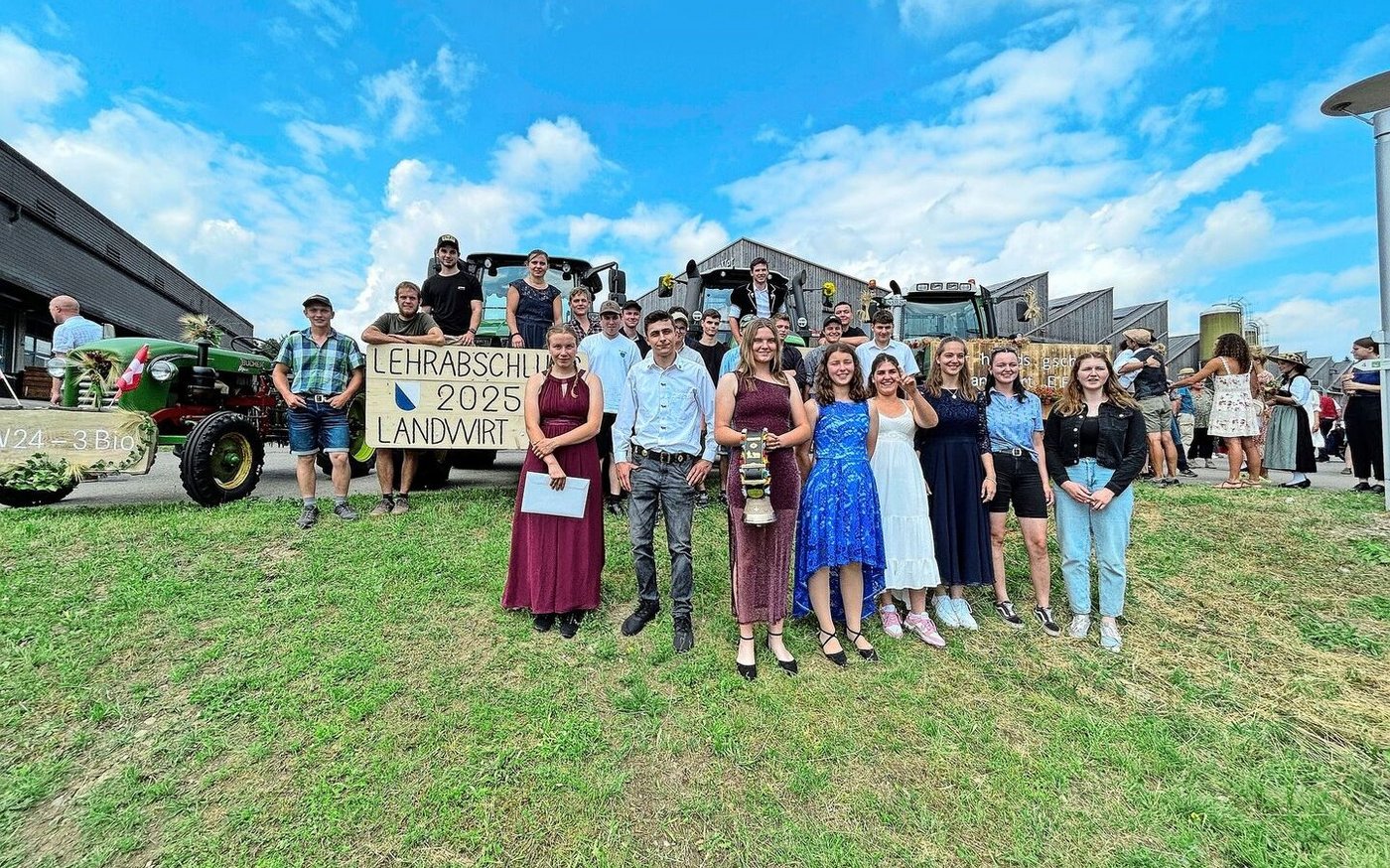Strahlende Gesichter bei den frisch diplomierten Landwirt(innen), die die Erstausbildung absolvierten. Lisa Herrmann in der ersten Reihe mit Glocke war die beste Erstausbildnerin.
