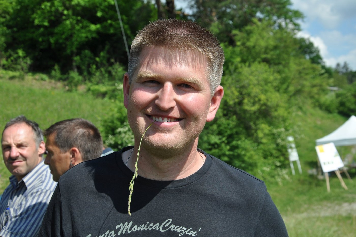 Michi Lauener ist ein engagierter Landwirt für die Biodiversität. (Bild nb)