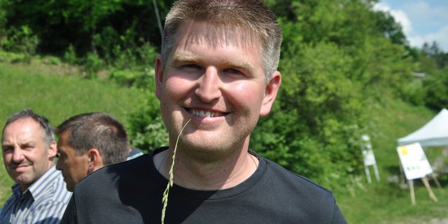 Michi Lauener ist ein engagierter Landwirt für die Biodiversität. (Bild nb)