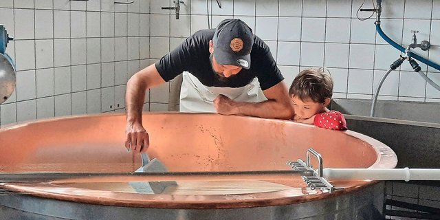 Die viereinhalbjährige Ronya liebt es, in der Sennerei zu sein. Fasziniert schaut sie zu, was mit der Milch im Kessi passiert und was genau ihr Vater macht. 