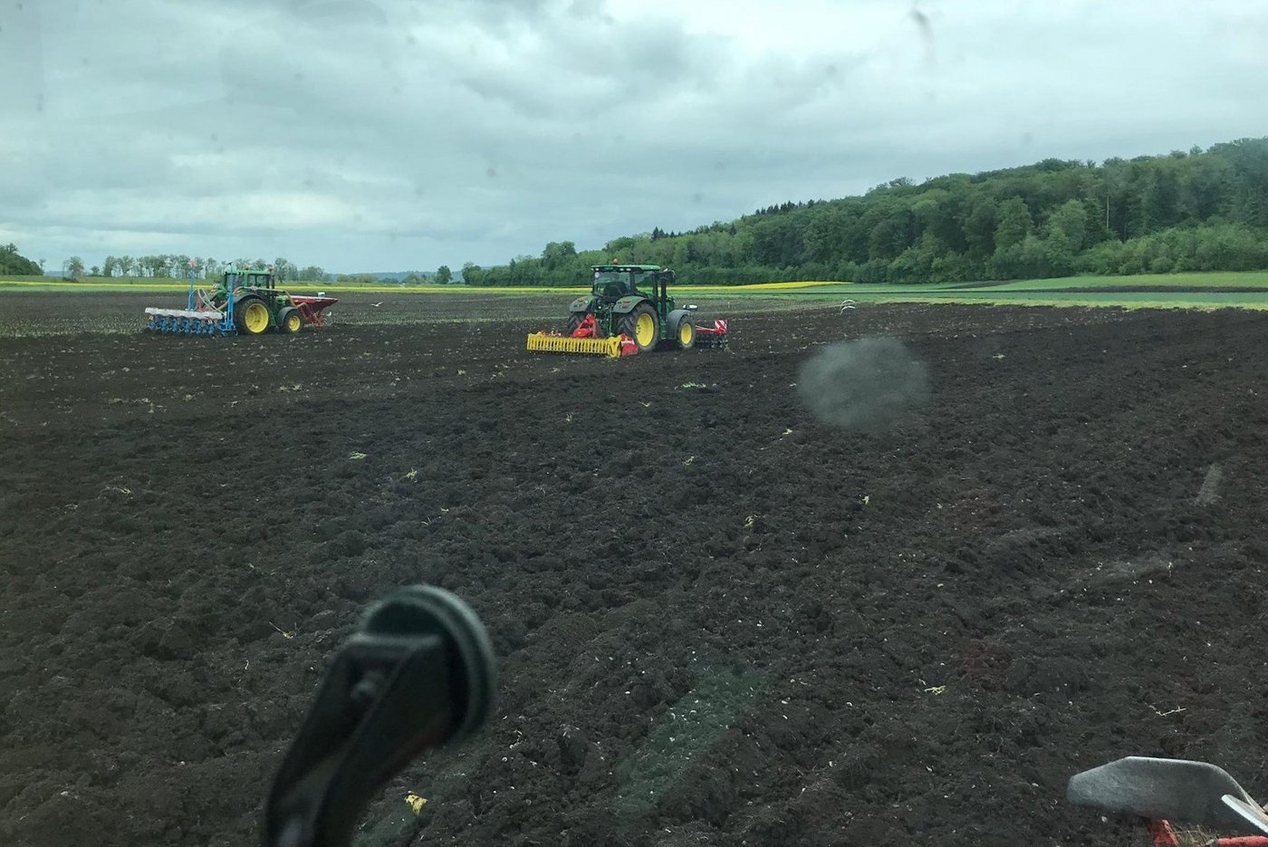 Während Vater Streit sein Feld pflügt, säen und eggen seine Nachbarn auf derselben Parzelle. So geht arbeiten – Hand in Hand. (Bild Lukas Streit)