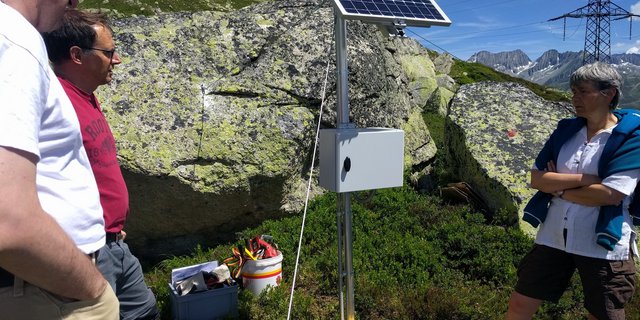 Stefan Aschwanden (Geschäftsführer Tecsag), Erik Arnold und Frieda Steffen (Bäuerin und Urner Landrätin) vor der Alptracker Antenne. (Bild sbu)