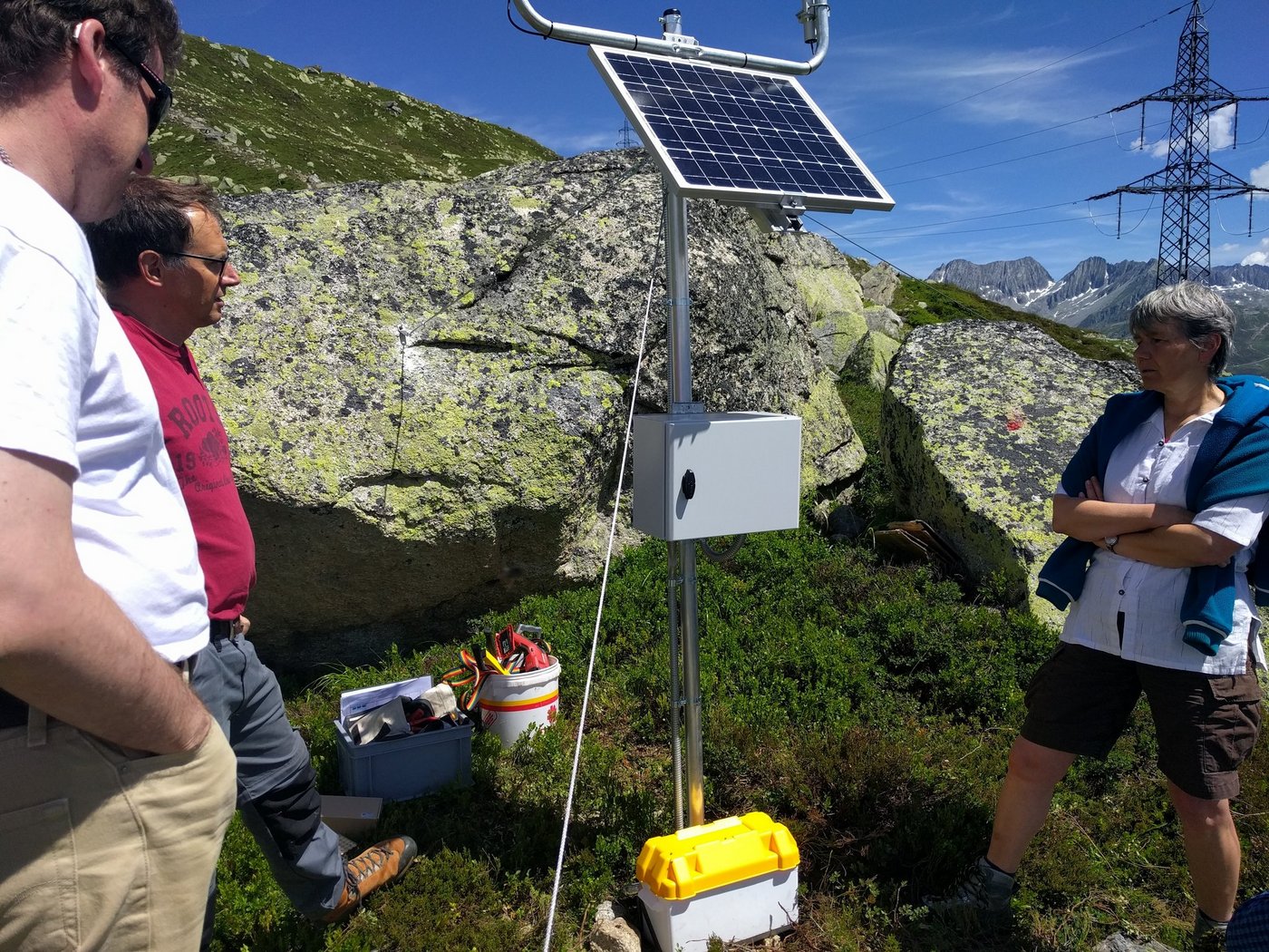 Stefan Aschwanden (Geschäftsführer Tecsag), Erik Arnold und Frieda Steffen (Bäuerin und Urner Landrätin) vor der Alptracker Antenne. (Bild sbu)