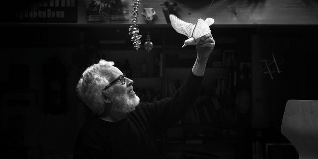 Gusti mit dem Robotervogel, den er um seinen Kopf fliegen lässt, um sich inspirieren zu lassen.