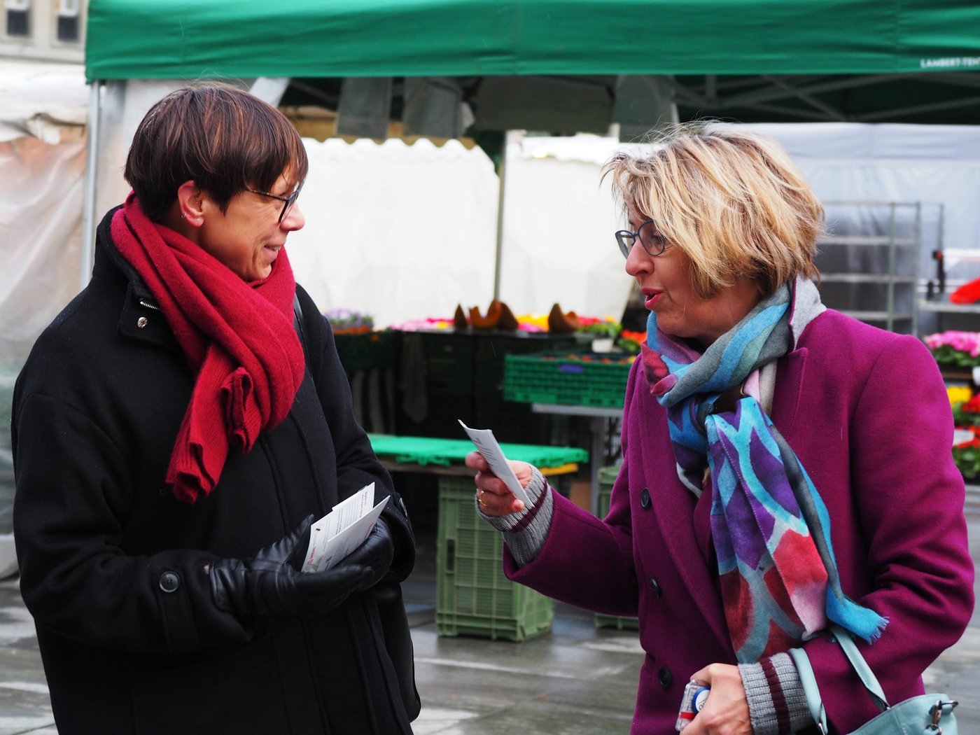 Die oberste Bäuerin Anne Challendes in Aktion. (Bild Swissaid)