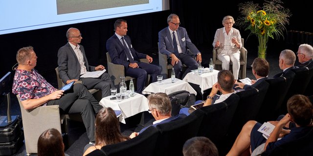Diskussionen im Plenum, von links: Oliver Kuhn, Moderator, mit Michael Töngi, Damian Müller, Peter Hegglin und Christine Bühler. (Bild ZMP)