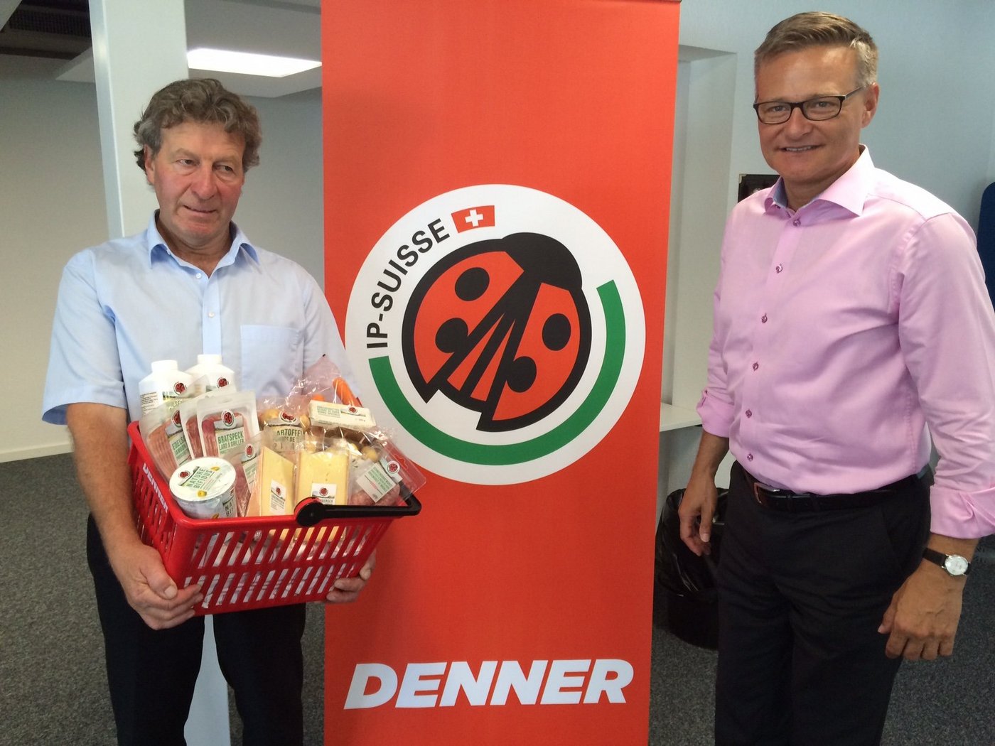IP-Suisse-Präsident Res Stalder und Denner-CEO Mario Irminger mit dem IP-Warenkorb des Discounters. (Bild akr)