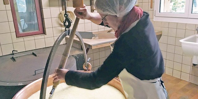 Rahel Scheider aus Dürnten ZH macht ihr 3. Lehrjahr auf dem Betrieb Ferme biologique Combe d’Humbert in Sonvilier BE. (Bild zVg)