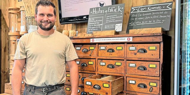 Im antiken Apothekerschrank können die «Huhn im Glück»-Abonnenten von Hofladenbesitzer Lukas Glauser jeweils einmal in der Woche ihre fünf Eier abholen. 