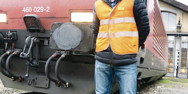 Daniel Zürcher vor seinem Arbeitsgefährt Nummer zwei. (Bild Benilids Bentolila)