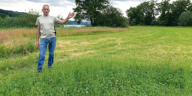 Und ab hier nochmals 25 Meter nicht düngbarer Gewässerraum ins Wiesland. Landwirt Josef Näf zeigt die vorgesehenen Ausscheidungen am Baldeggersee.  (Bild Josef Scherer)