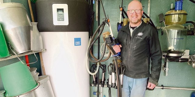 René Niederberger konnte dank vielen Eigenleistungen die Kosten für die Installation der Wärmepumpenboiler im Milchraum (l.) tief halten. 