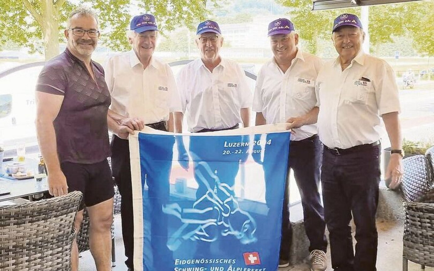 Das Luzerner OK traf den Innerschweizer Koni Lustenberger  in den ESAF-2004-Originalhemden. 