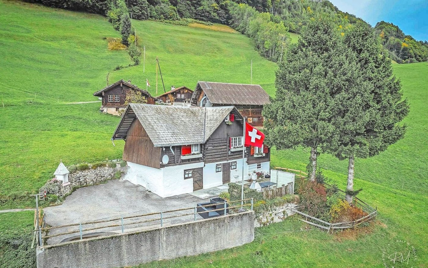 Das Berggut mit Blick auf den Lungernsee, mitten in der Natur, nur erreichbar über eine kleine Strasse.