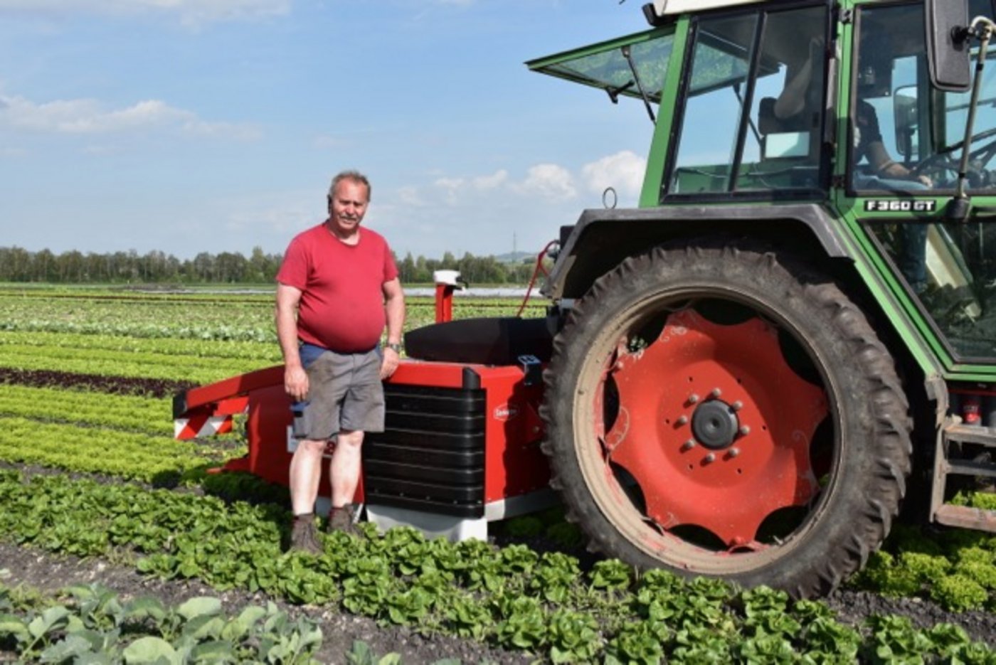 Gemüseproduzent Thomas Wyssa präsentiert den neuen Hackroboter den Medien. (Bilder VSGP)