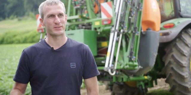 Kartoffelproduzent Raphael Müller erklärt im Video z. B., dass seiner Erfahrung nach Randspritzungen gegen Kartoffelkäfer ausreichend waren. (Bild Screenshot Video «Von Bauern für Bauern») 