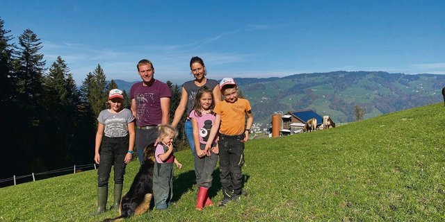 Sonja und Thomas Räbsamen mit den Kindern (v. l.). Xenia, Romy, Lena und Alex. Im Hintergrund der Familienbetrieb.