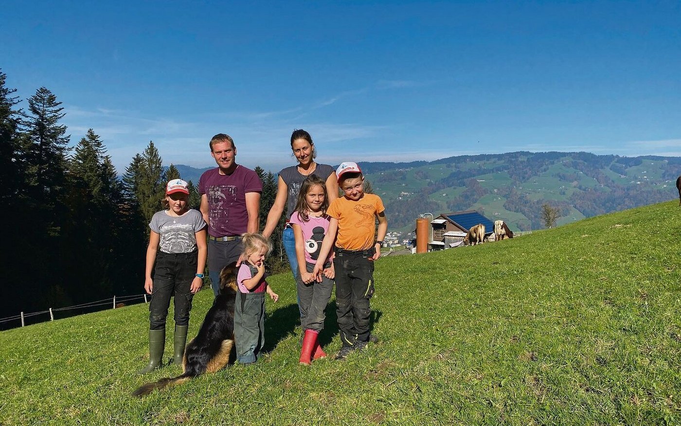 Sonja und Thomas Räbsamen mit den Kindern (v. l.). Xenia, Romy, Lena und Alex. Im Hintergrund der Familienbetrieb.