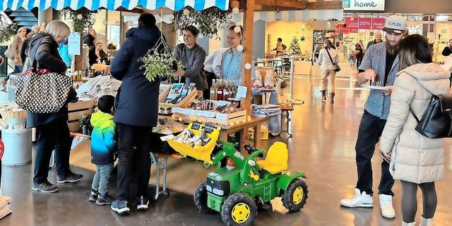 Marktstand im Surseepark: Präsentation von Produkten und Verkaufsgespräche wollen gelernt sein. 
