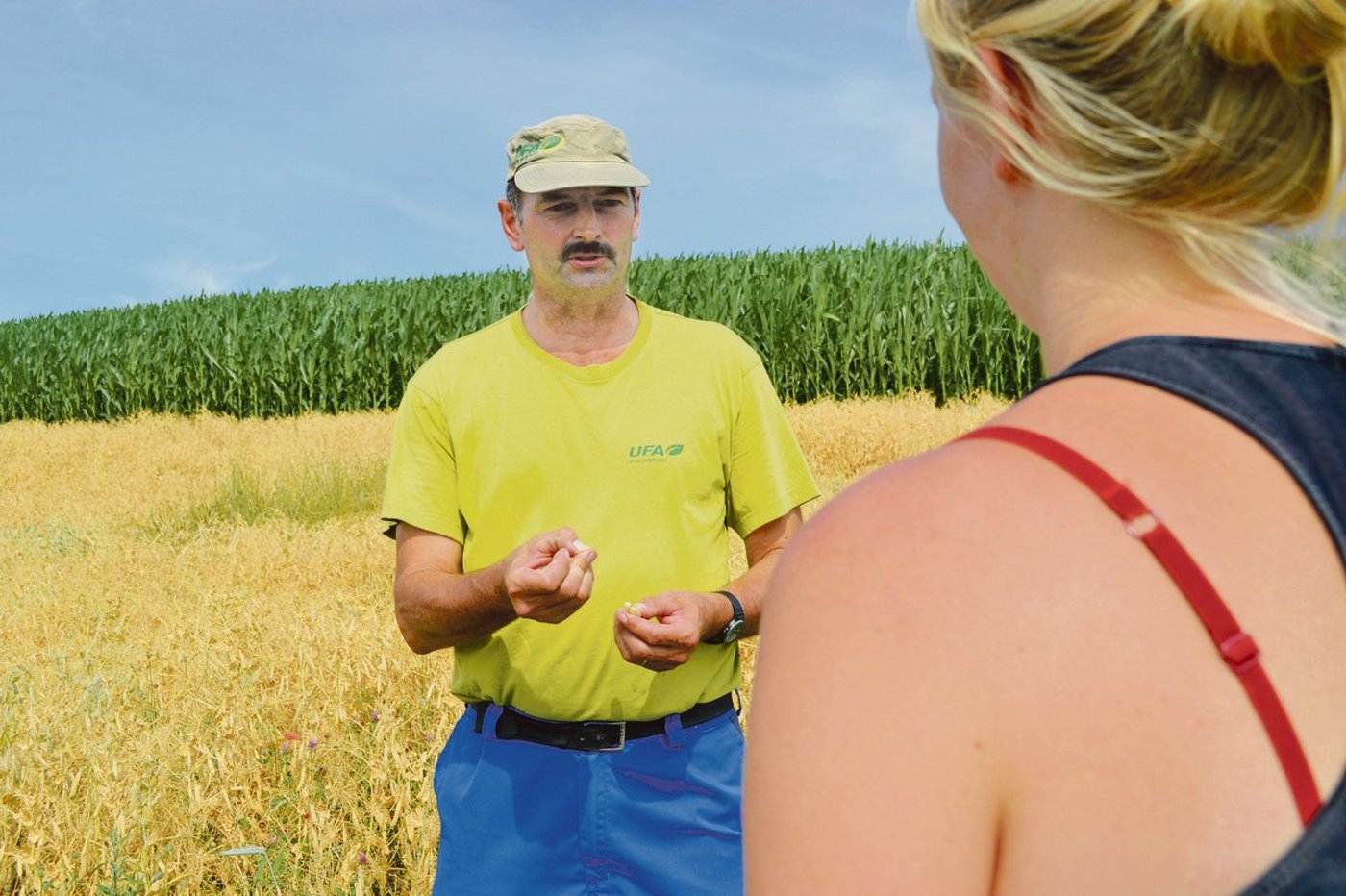 Der Aufklärungsbedarf der Konsumenten ist nach wie vor gross. Gespräche am Feldrand bieten eine gute Gelegenheit, die Arbeit der Landwirtschaft näherzubringen. (Bild Deborah Rentsch)