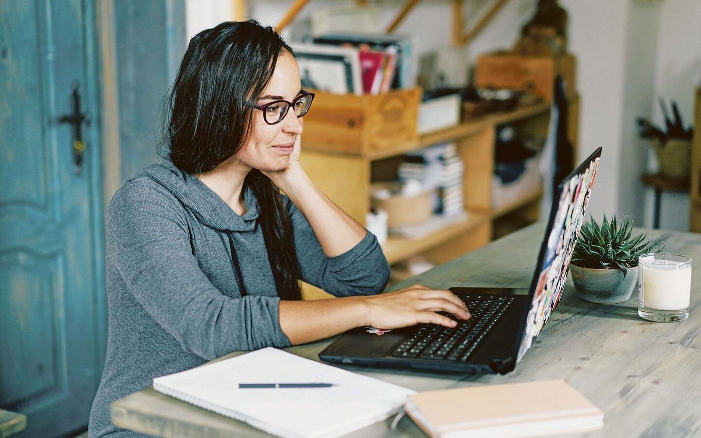 Im Homeoffice tätig zu sein, kann Bäuerinnen den Wiedereinstieg vereinfachen. Doch auch hier ist wichtig, sich gut abzugrenzen und mit dem Partner abzusprechen, wer für welche Haus- und Betreuungsarbeit Verantwortung übernimmt.