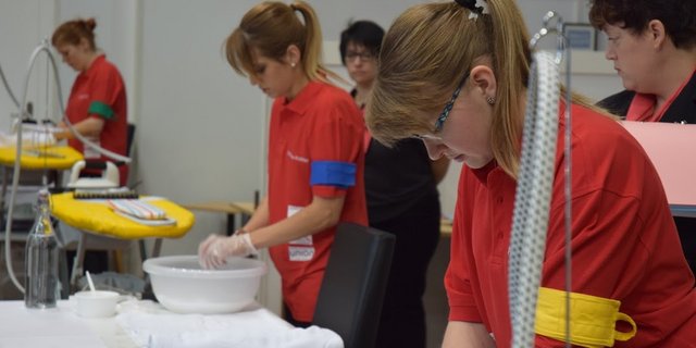 Antia Rüdisüli aus Amden im Kanton St. Gallen hat im 2016 bei den "Swiss Skills" im Viertelfinal den Tagessieg nach Hause geholt und im Final die Bronzemedaille gewonnen. Im Moment arbeitet sie im Seniorenzentrum Engelhof in Altendorf, im Kanton SZ. (Bild z.V.g.)