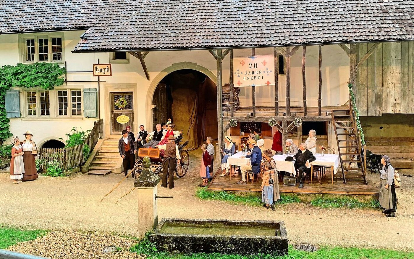 Die Wirtsleute Steffen und Eisi feiern 20 Jahre «Gnepfi» mit einem grossen Fest. Hier sitzen sie in ihrer neuen Kutsche probe. 