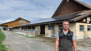 Stefan Troxler vor d Stefan Troxler vor der 2013 erstellten Solaranlage auf dem Scheunendach. Diese wurde 2021 auf eine Leistung von 130 kWp erweitert. Der meiste Solarstrom muss ins Netz abgegeben werden.